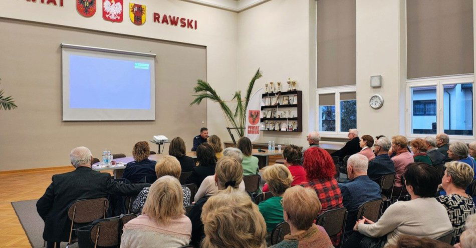 zdjęcie: Seniorzy uczą się jak nie paść ofiarą oszustów / fot. KPP w Rawie Mazowieckiej