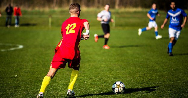 Ekstraklasa piłkarska - wymiana części murawy na stadionie w Białymstoku