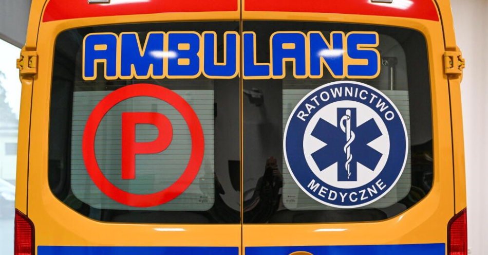 zdjęcie: Lublin: 11-latka z poważnymi obrażeniami trafiła do szpitala po upadku w sali zabaw / Sanok, 13.03.2025. Ambulans ratownictwa medycznego w Sanoku, 13 bm. (dd) PAP/Darek Delmanowicz