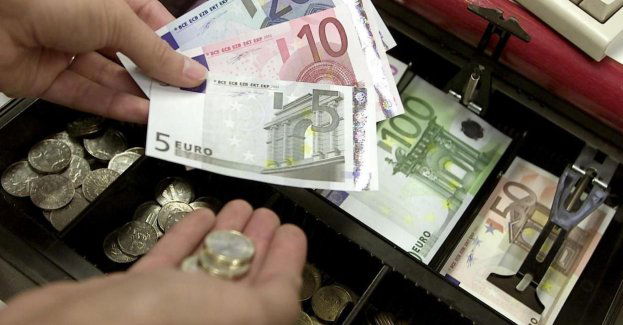 49 proc. badanych uważa, że Polska w ogóle nie powinna przyjmować euro