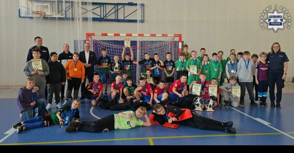 zdjęcie: Zwycięstwo Łąki Prudnickiej w X Turnieju Piłki Halowej / fot. KPP Prudnik
