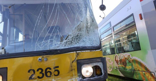 Dwie osoby ranne w zderzeniu tramwaju z autem dostawczym