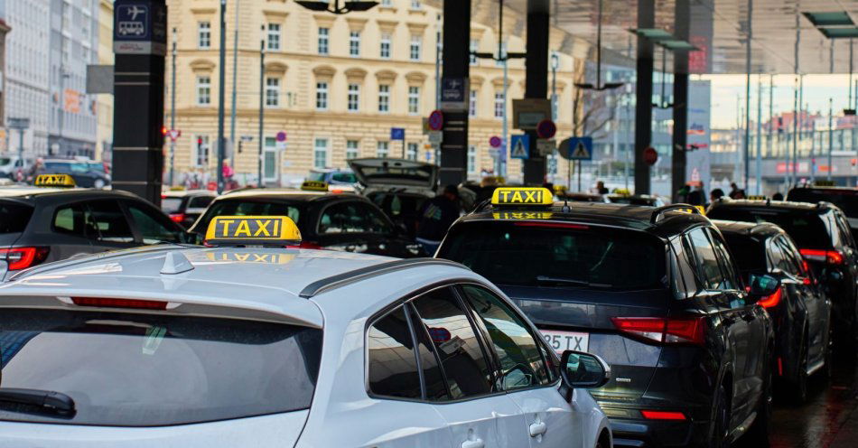 zdjęcie: Taksówkarz został zaatakowany nożem przez pasażera; trwa obława / v58563321