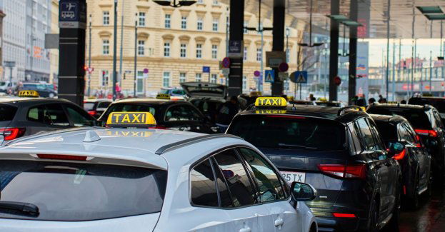 Taksówkarz został zaatakowany nożem przez pasażera; trwa obława