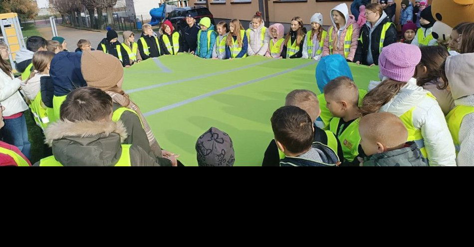 zdjęcie: Odblaskowa Szkoła w Wielmoży: policjanci uczą bezpiecznych nawyków / fot. KPP w Krakowie