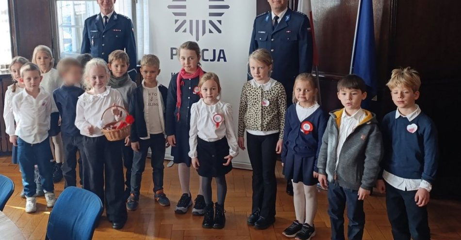 zdjęcie: Uczniowie z SP6 wręczyli policjantom kotyliony narodowe / fot. KMP w Gliwicach