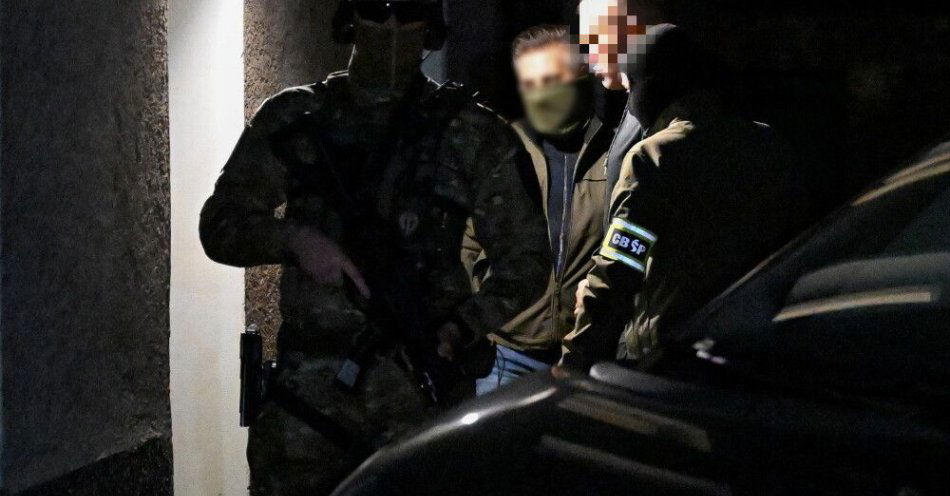 zdjęcie: Patryk M. ps. Wielki Bu doprowadzony do prokuratury, gdzie ma usłyszeć zarzuty / Lublin, 13.11.2025. Patryk M. ps. Wielki Bu doprowadzany do Lubelskiego Wydziału Zamiejscowego Departamentu do Spraw Przestępczości Zorganizowanej i Korupcji Prokuratury Krajowej w Lublinie, 13 bm. Patryk M. ma usłyszeć zarzuty, które dotyczą działania w zorganizowanej grupie przestępczej zajmującej się obrotem narkotykami w znacznej ilości. (mr) PAP/Wojtek Jargiło ***Do tego materiału zdjęciowego dostępna jest również depesza w systemie CSI, pt.: Prokuratura: Patryk M. ps. Wielki Bu prawdopodob