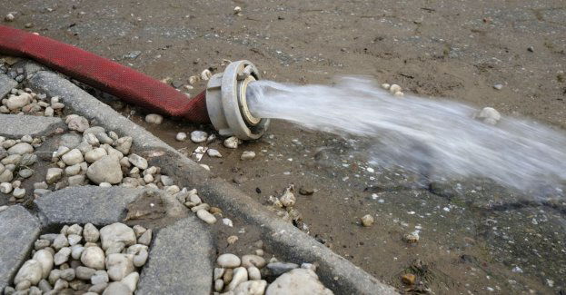 Strażacy odpompowali wodę z zalanej ulicy w Czechowicach-Dziedzicach