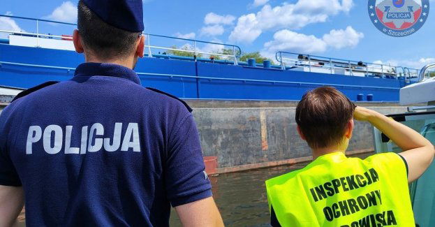 Odpoczywajmy nad wodą odpowiedzialnie – szczecińscy wodniacy zawsze służą pomocą