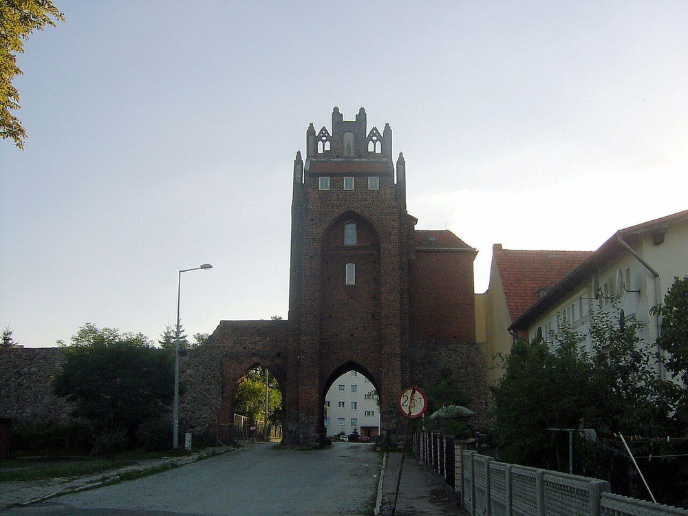 zdjęcie: Łucznik Strzelce Krajeńskie wraca do IV ligi po dekadzie / Brama Młyńska w Strzelcach Krajeńskich - Staszek99 / Wikimedia Commons, CC BY-SA 3.0