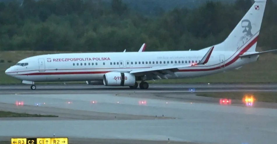 zdjęcie: W Jasionce wylądował samolot z trzecią grupą poszkodowanych w wypadku na Węgrzech / Jasionka, 17.08.2026. Na lotnisku w Jasionce wylądował samolot z pierwszą grupą Polaków poszkodowanych w wypadku autokaru na Węgrzech, 17 bm. Do wypadku doszło 16 bm. na węgierskiej autostradzie M3 w okolicy miejscowości Mezokeresztes we wschodniej części tego kraju. Autokarem podróżowało 59 polskich obywateli, 12 z nich zginęło. Pasażerowie byli głównie z Podkarpacia. Wracali do kraju z pielgrzymki z Bośni i Hercegowiny. (mr) PAP/Darek Delmanowicz