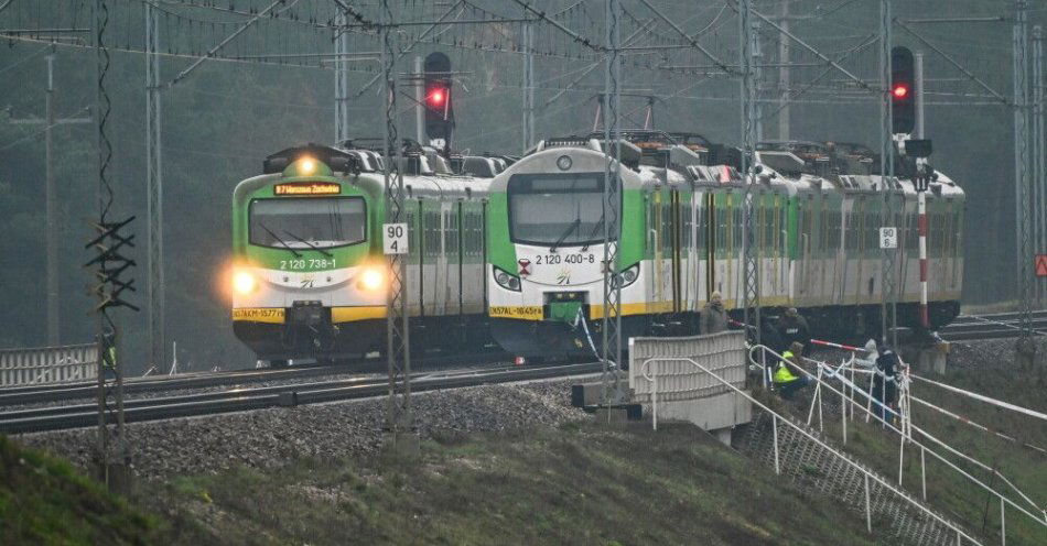 zdjęcie: Ekspert: kolej ze względu na jej znaczenie pozostanie jednym z priorytetowych celów ataków / Mika (pow. garwoliński), 17.11.2025. Działania służb przy zniszczonym fragmencie torowiska na trasie Dęblin-Warszawa przy stacji kolejowej w okolicy miejscowości Mika, 17 bm. Premier Donald Tusk ogłosił, że doszło do aktu dywersji; eksplozja ładunku wybuchowego zniszczyła tor kolejowy. (amb) PAP/Przemysław Piątkowski ***Do tego materiału zdjęciowego dostępna jest również depesza w systemie CSI, pt.: Premier: na trasie Warszawa-Lublin (wieś Mika) doszło do aktu dywersji (krótka)***