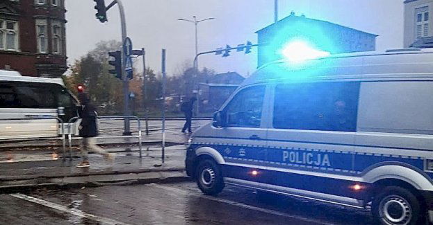 Poranne potrącenia pieszych na ulicach Słupska. Policjanci pracowali na miejscu dwóch kolizji.