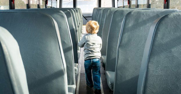 Kierowca autobusu przewożącego dzieci zasłabł i zjechał z drogi