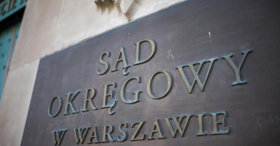 zdjęcie: Policjant podejrzany o gwałt na policjantce w Piasecznie pozostanie w areszcie / Warszawa, 10.09.2025. Tablica informacyjna przy wejściu do Sądu Okręgowego w Warszawie, 10 bm. (ls/dw) PAP/Leszek Szymański