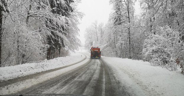 Lokalna śliskość, opady śniegu, mgła i mżawka utrudniają jazdę kierowcom