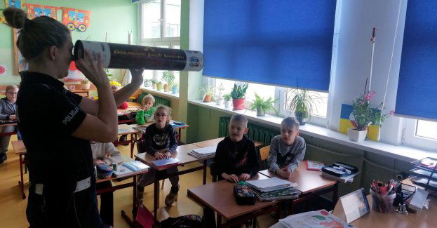 Policjantka uczy najmłodszych zasad bezpieczeństwa na drodze