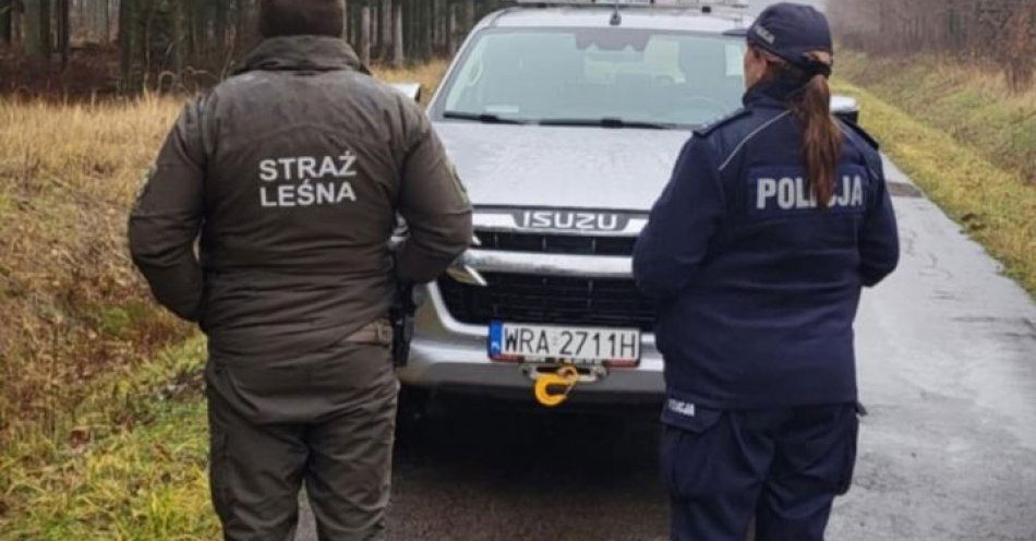 zdjęcie: Dzielnicowi z Sienna i Straż Leśna zaczynają akcję Choinka 2025 / fot. KPP w Lipsku Kontrole Policji i Straży Leśnej