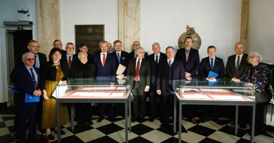 zdjęcie: Uczestnicy konferencji: przesłanie biskupów o pojednaniu polsko-niemieckim sprzed 60 lat nie dezaktualizuje się / Katowice, 15.11.2025. Zdjęcie pamiątkowe uczestników konferencji „Niezbędność Pojednania - w 60. Rocznicę Listu Biskupów Polskich do Biskupów Niemieckich”, 15 bm. w Katowicach. Orędzie biskupów polskich do niemieckich, wystosowane 18 listopada 1965 roku podczas Soboru Watykańskiego II, było niespotykanym gestem w powojennej Europie, który przeszedł do historii stosunków polsko-niemieckich. (mr) PAP/Art Service