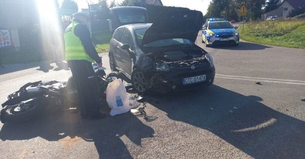 Policjanci pracowali na miejscu wypadku z udziałem motocyklisty