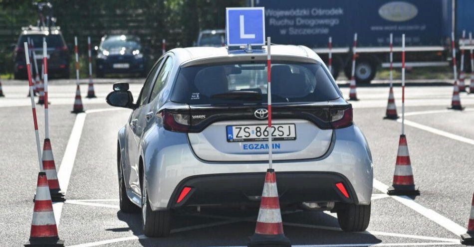 zdjęcie: MI zapowiada rezygnację z placu manewrowego i redukcję liczby pytań na egzaminie na prawo jazdy / Szczecin, 01.07.2025. Wojewódzki Ośrodek Ruchu Drogowego w Szczecinie, 1 bm. 1 lipca 2025 roku weszła w życie nowelizacja rozporządzenia ws. egzaminowania ubiegających się o prawo jazdy. Najważniejsza zmiania dotyczy sposobu oceniania i wprowadza obowiązek natychmiastowego przerwania egzaminu w przypadku stworzenia przez kandydata sytuacji zagrożenia. (mb/zkoc) PAP/Marcin Bielecki