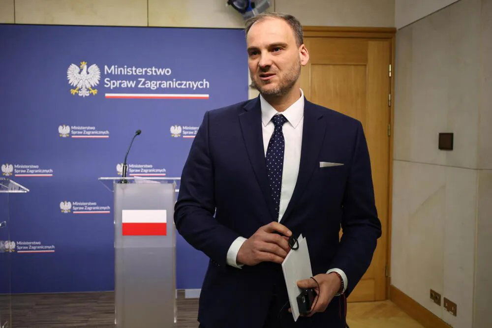 zdjęcie: Rzecznik MSZ: lot samolotu specjalnego na Węgry między godz. 18 a 20 / Warszawa, 26.01.2026. Rzecznik prasowy MSZ Maciej Wewiór podczas wspólnej konferencji prasowej wicepremiera, ministra spraw zagranicznych Radosława Sikorskiego z ministrem spraw zagranicznych Królestwa Arabii Saudyjskiej księciem Faisalem bin Farhanem Al Saudem, 26 bm. (ibor) PAP/Albert Zawada