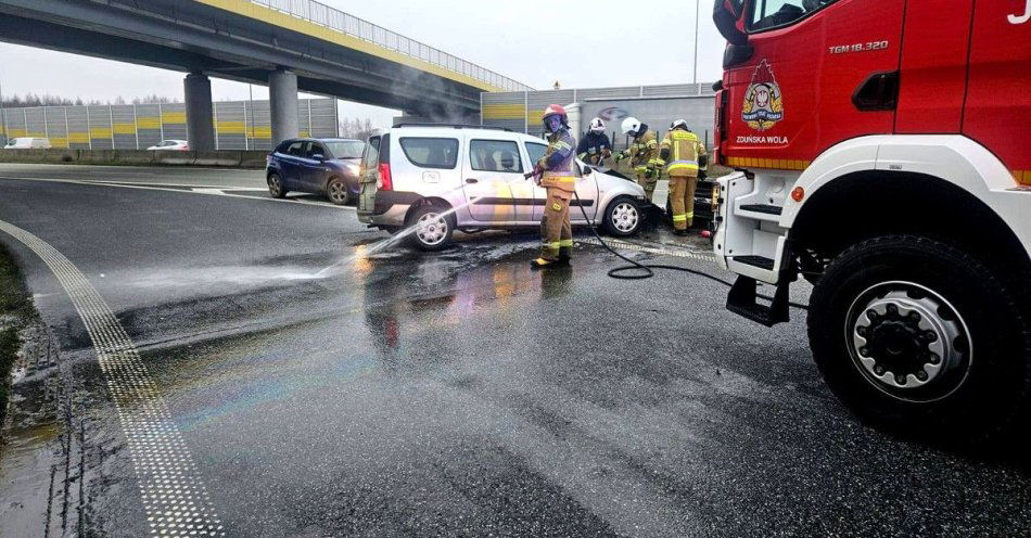 zdjęcie: Na S8 policjanci uratowali kierowcę z płonącego auta / fot. KMP w Piotrkowie Trybunalskim