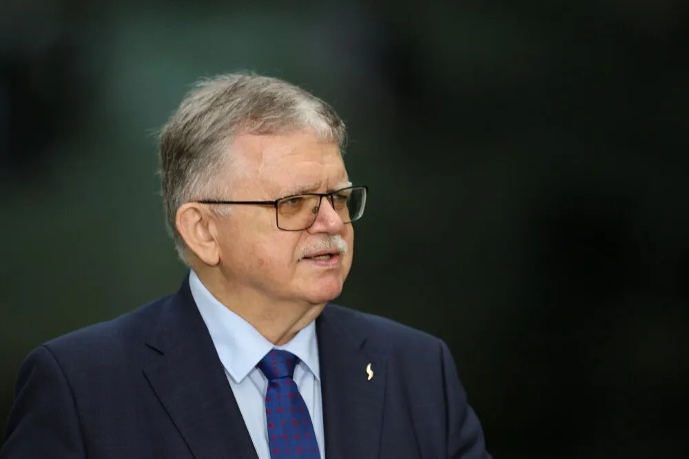 zdjęcie: Szef WZL-1 dla PAP: Przyszłych mechaników do obsługi Apachy musimy szukać już teraz wśród młodych / Łódź, 11.08.2026. Prezes Zarządu Wojskowych Zakładów Lotniczych Nr 1 S.A. Jacek A. Goszczyński na terenie Wojskowych Zakładów Lotniczych Nr 1 S.A. w Łodzi, 11 bm. W trakcie wydarzenia podpisano wykonawcze umowy offsetowe między WZL-1 oraz WCBKT S.A. a firmą Boeing, kolejne z umów w zakresie zobowiązań offsetowych z polskim przemysłem zbrojeniowym w ramach zakupu śmigłowców AH-64E dla Sił Zbrojnych RP, które pozwolą m. in. na utworzenie w Łodzi Autoryzowanego Centrum Serwisowego Śmigłowców Apache