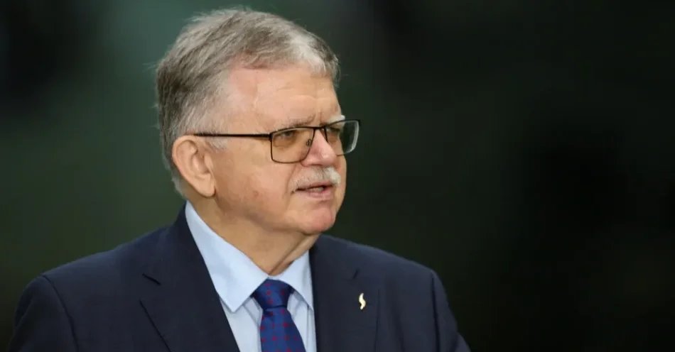 zdjęcie: Szef WZL-1 dla PAP: Przyszłych mechaników do obsługi Apachy musimy szukać już teraz wśród młodych / Łódź, 11.08.2026. Prezes Zarządu Wojskowych Zakładów Lotniczych Nr 1 S.A. Jacek A. Goszczyński na terenie Wojskowych Zakładów Lotniczych Nr 1 S.A. w Łodzi, 11 bm. W trakcie wydarzenia podpisano wykonawcze umowy offsetowe między WZL-1 oraz WCBKT S.A. a firmą Boeing, kolejne z umów w zakresie zobowiązań offsetowych z polskim przemysłem zbrojeniowym w ramach zakupu śmigłowców AH-64E dla Sił Zbrojnych RP, które pozwolą m. in. na utworzenie w Łodzi Autoryzowanego Centrum Serwisowego Śmigłowców Apache