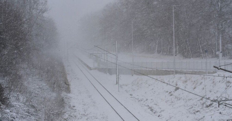 zdjęcie: IMGW ostrzega m.in. przed intensywnymi opadami śniegu, miejscami może spaść ponad pół metra / Koszalin, 03.01.2026. Zasypane śniegiem po intensywnych nocnych opadach tory kolejowe w Koszalinie, 3 bm. Na północno-zachodnim Pomorzu oraz w północno-wschodniej części woj. zachodniopomorskiego obowiązują ostrzeżenia przed intensywnymi opadami śniegu, które powodują przyrost pokrywy śnieżnej miejscami do 40 cm. W związku z tym Rządowe Centrum Bezpieczeństwa wydało alerty. (pk/amb) PAP/Piotr Kowala