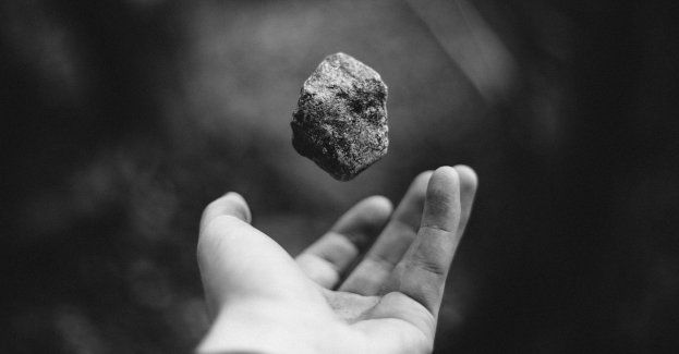 Rzucał kamieniami, zakłócał ład i porządek… nieodpowiedzialny mężczyzna został ukarany mandatami karnymi