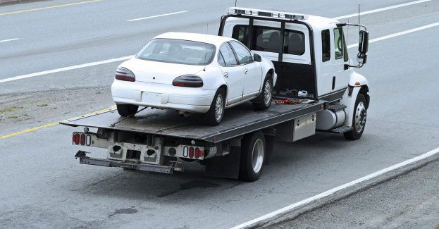 Po wypadku lawety przewożącej busa zablokowana autostrada A4