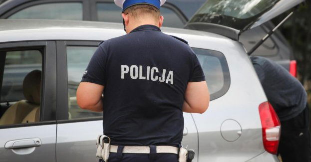 Policjanci skontrolowali przewoźników na aplikację, wystawili 23 mandaty