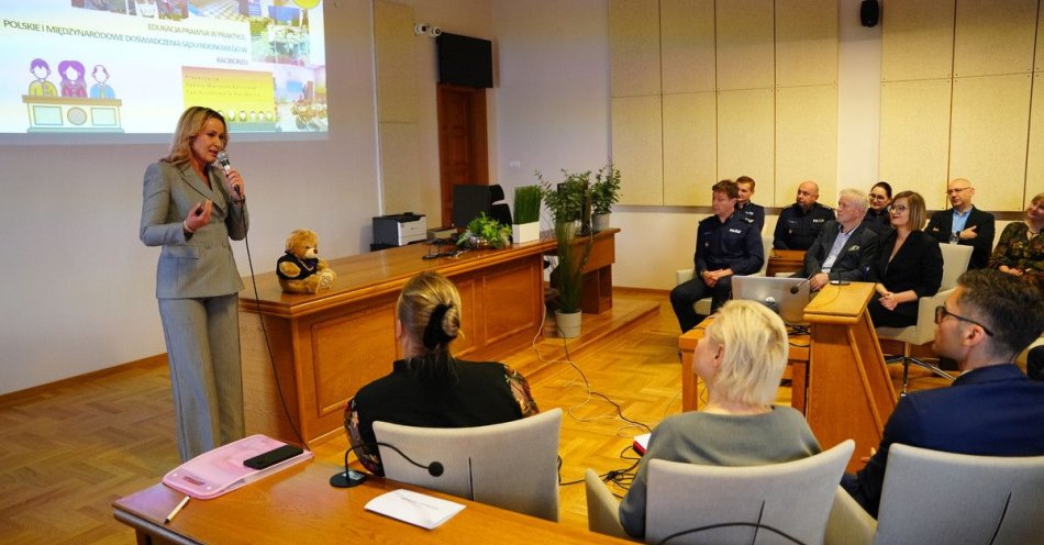 zdjęcie: Brzeska Temida łączy siły na rzecz edukacji prawnej młodzieży / fot. KMP w Brzesku