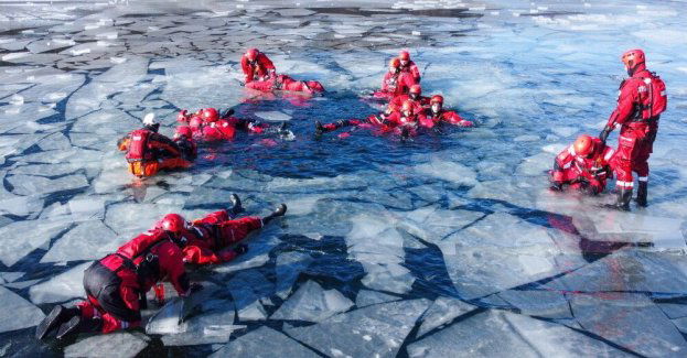Strażacy z całego województwa ćwiczą na zamarzniętym jeziorze