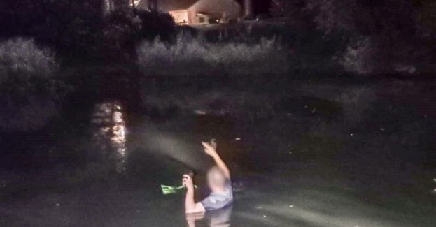 W nocy wpadł do bagna, nie mógł wyjść na brzeg. Mężczyzna uratowany dzięki służbom