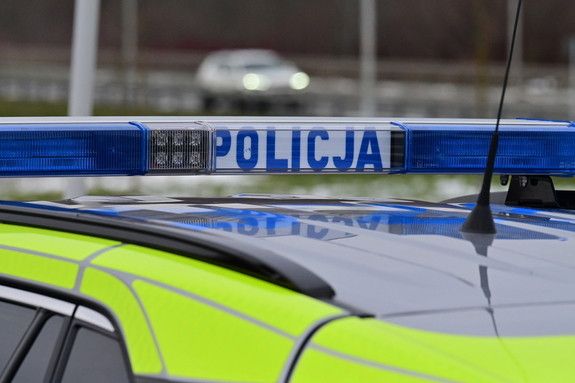 zdjęcie: Nietrzeźwy kierowca Opla uderzył w nasyp ronda / fot. KPP w Stalowej Woli
