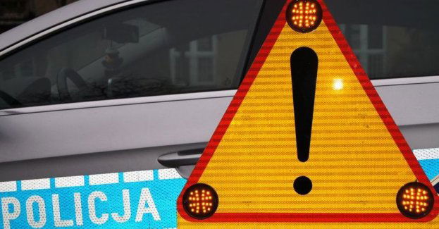 Auto dachowało na drodze wojewódzkiej 737