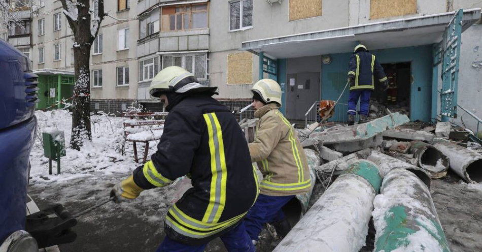 zdjęcie: MSWiA: w najbliższych dniach na Ukrainę trafi 379 generatorów prądu oraz 18 nagrzewnic z RARS / epa10324103 Robotnicy komunalni naprawiają budynki mieszkalne przed nadchodzącą zimą w północnym rejonie Saltivki w Charkowie na Ukrainie, 23 listopada 2022 r. (opublikowano 24 listopada 2022 r.). Charków i jego okolice były od lutego 2022 r. celem ciężkich ostrzałów, gdy rosyjskie wojska wkroczyły na Ukrainę, rozpoczynając konflikt, który doprowadził do zniszczeń i kryzysu humanitarnego. Na początku września ukraińska armia wyparła rosyjskie siły z zajętych terenów na północny wschód od kraju w