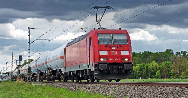 Zderzenie pociągu towarowego z ciągnikiem rolniczym w Boleszkowicach