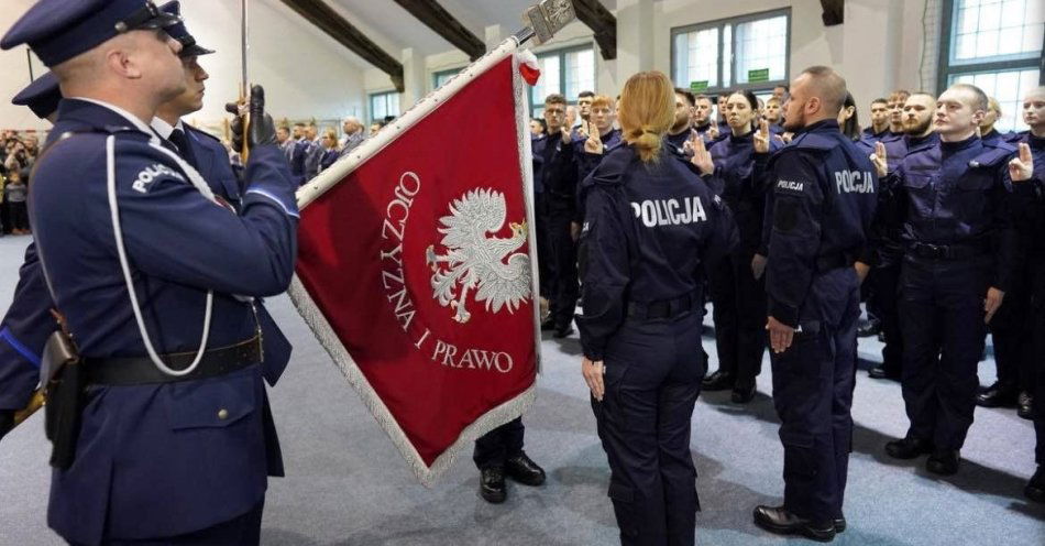 zdjęcie: Nowi policjanci i odznaczenia w Piszu / fot. KPP w Piszu Wyróżnienia i awanse dla policjantów z Komendy Powiatowej Policji w Piszuu