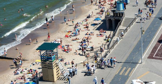 Czerwone flagi na kilkudziesięciu kąpieliskach morskich z powodu m.in. wysokich fal