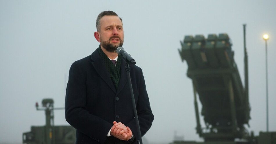 zdjęcie: Szef MON: 37. dywizjon rakietowy Obrony Powietrznej osiągnął pełną gotowość / Sochaczew, 18.12.2025. Wicepremier, szef MON Władysław Kosiniak-Kamysz podczas uroczystości ogłoszenia osiągnięcia pełnej gotowości 37. dywizjonu rakietowego Obrony Powietrznej do włączenia w narodowy oraz sojuszniczy system obrony powietrznej, w 3. Warszawskiej Brygadzie Rakietowej OP w Sochaczewie, 18 bm. (amb) PAP/Leszek Szymański