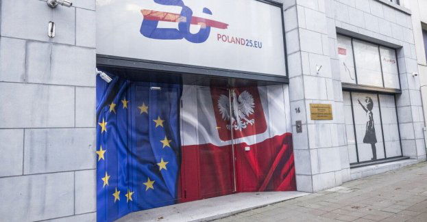 Logo polskiej prezydencji zawisło na budynku Rady UE w Brukseli