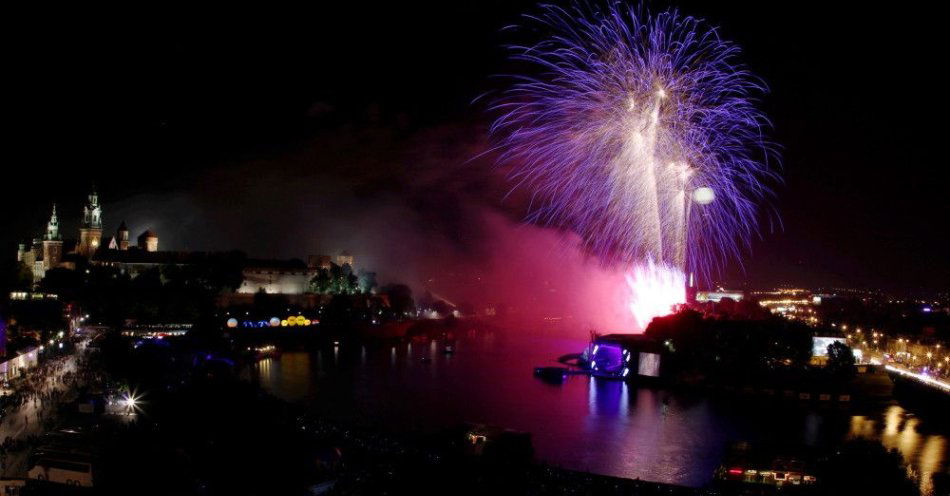 zdjęcie: Kraków wprowadza całoroczny zakaz odpalania fajerwerków i petard / Kraków, 25.06.2011. Efektowny pokaz sztucznych ogni podczas imprezy plenerowej