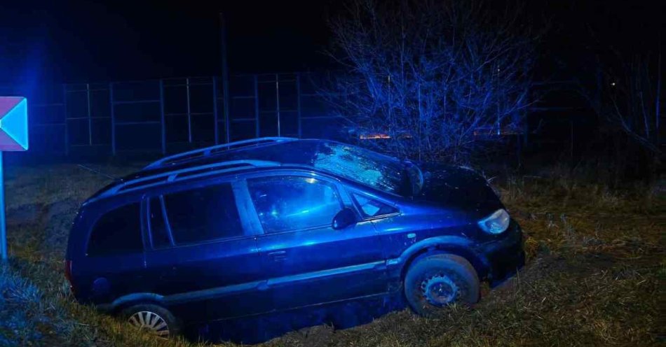 zdjęcie: Nietrzeźwy z cofniętymi prawami wjechał do rowu / fot. KPP Świdnik
