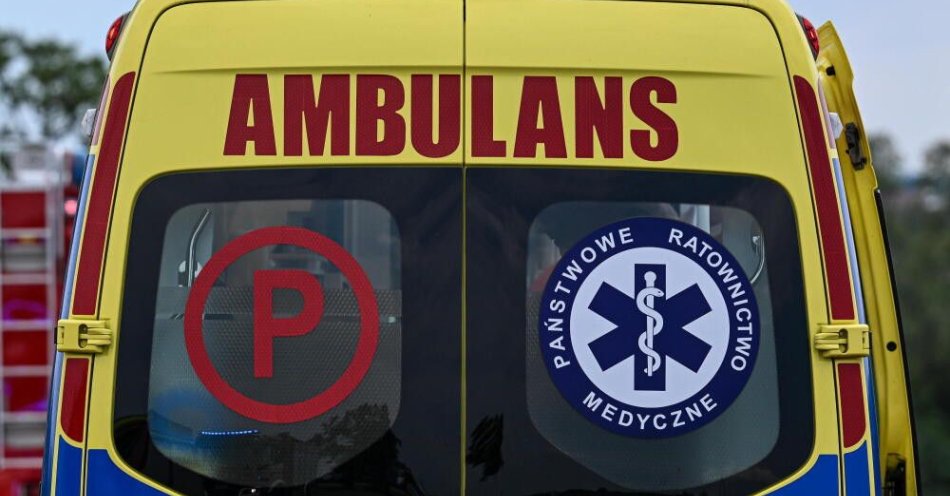 zdjęcie: Pomorskie: 10-latek zderzył się z autem, zjeżdżając z górki na „jabłuszku” / Fredropol, 16.08.2024. Ambulans pogotowia ratunkowego na miejscu wypadku we Fredropolu, 16 bm. PAP/Darek Delmanowicz