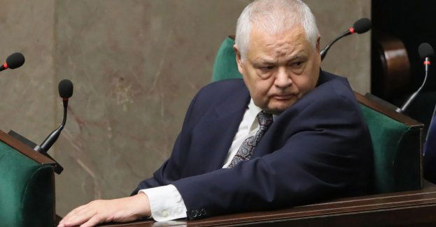 Brak apolityczności wśród zarzutów we wstępnym wniosku o postawienie prezesa NBP Adama Glapińskiego przed TS