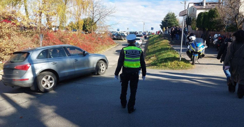 zdjęcie: Policyjne patrole przy cmentarzach w Dębicy w Wszystkich Świętych / fot. KPP w Dębicy fot. KPP Dębica
