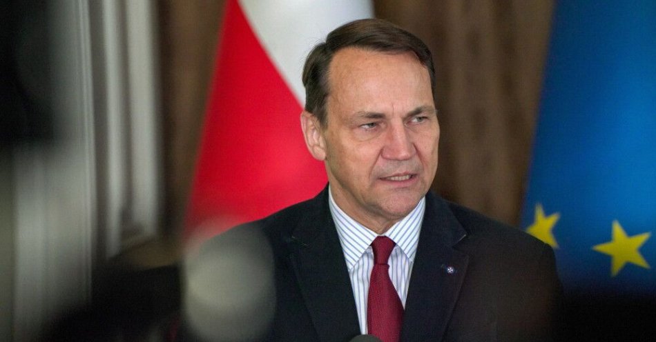 zdjęcie: Sikorski po rozmowie z szefem MSZ Niemiec: należy zapobiec aukcji przedmiotów z czasu terroru niemieckiego / Lwów, Ukraina, 10.10.2025. Wicepremier, minister spraw zagranicznych RP Radosław Sikorski podczas konferencji prasowej na Uniwersytecie Narodowym im. I. Franki we Lwowie, 10 bm. Sikorski, który odebrał na Uniwersytecie Lwowskim doktorat honoris causa za wkład w rozwój partnerstwa między Polską i Ukrainą, opowiedział się za wzmocnieniem sankcji wobec Rosji. (mr) PAP/Vitaliy Hrabar